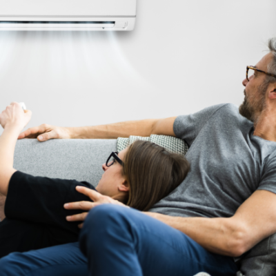 Familia disfrutando de su instalación eléctrica en su hogar gracias a Giro Energía