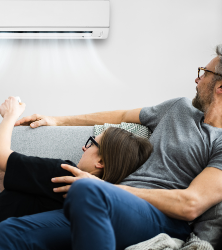 Familia disfrutando de su instalación eléctrica en su hogar gracias a Giro Energía
