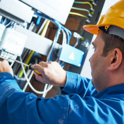 Trabajador de Giro Energía relizando una instalación energética en un hogar